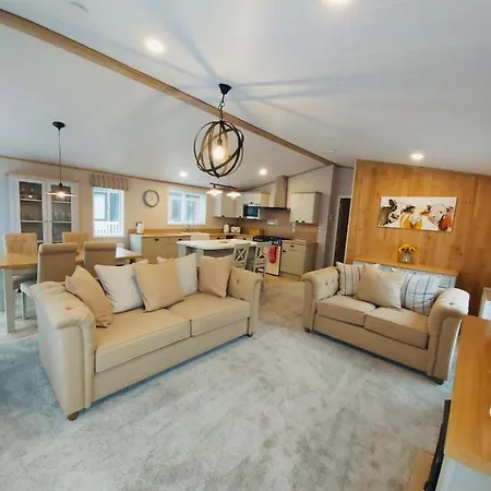 Waters Edge With Hot Tub *