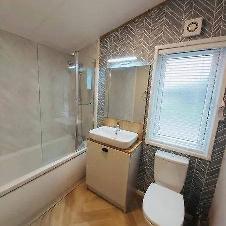 Waters Edge With Hot Tub *