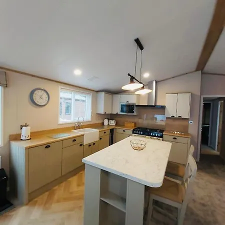 Waters Edge With Hot Tub Holiday home