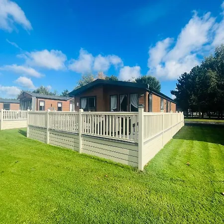 Waters Edge With Hot Tub Holiday home York