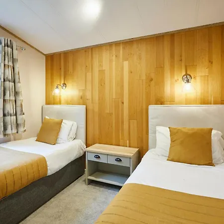 Waters Edge With Hot Tub Holiday home