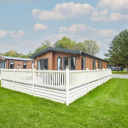 Holiday home Waters Edge With Hot Tub *