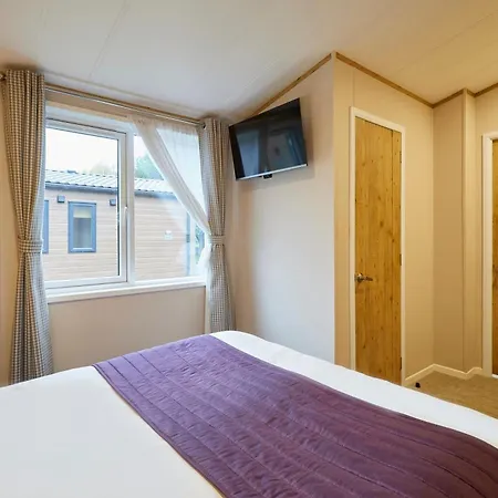 Waters Edge With Hot Tub Holiday home