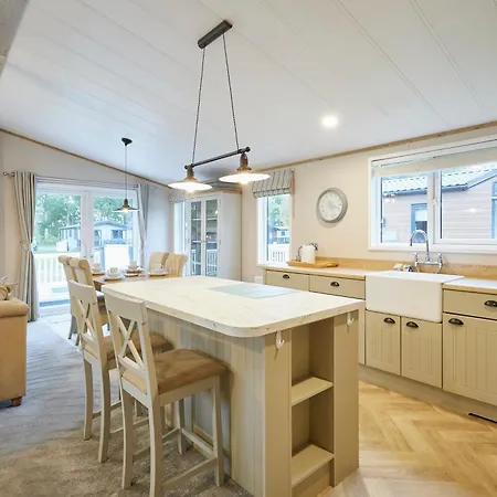 Waters Edge With Hot Tub Holiday home