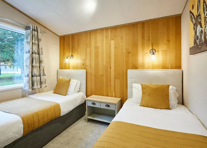 Waters Edge With Hot Tub Holiday home