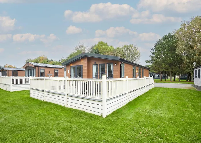 Holiday home Waters Edge With Hot Tub *