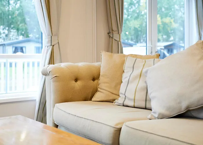 Waters Edge With Hot Tub * York