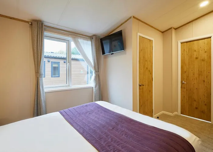 Waters Edge With Hot Tub Holiday home