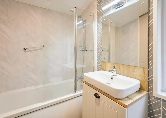 Waters Edge With Hot Tub Holiday home *