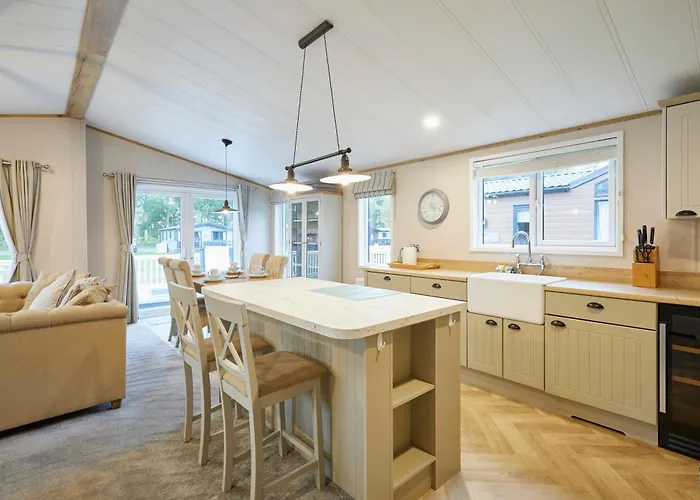 Waters Edge With Hot Tub Holiday home