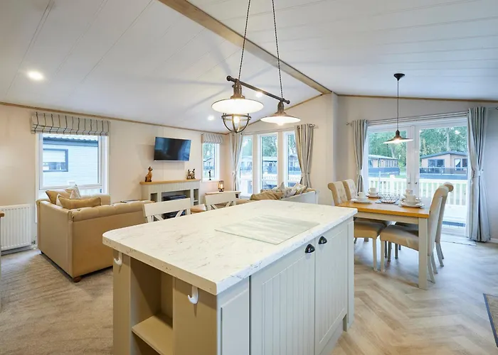 Waters Edge With Hot Tub Holiday home *