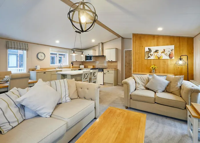 Holiday home Waters Edge With Hot Tub *