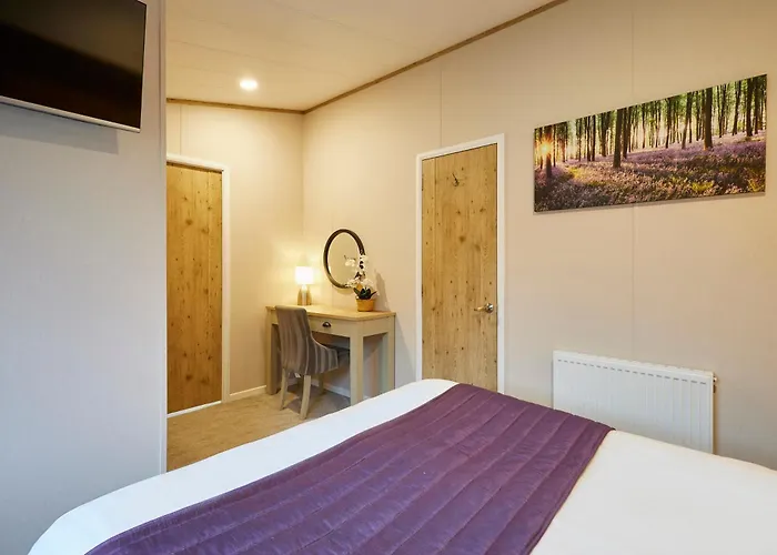 Holiday home Waters Edge With Hot Tub *