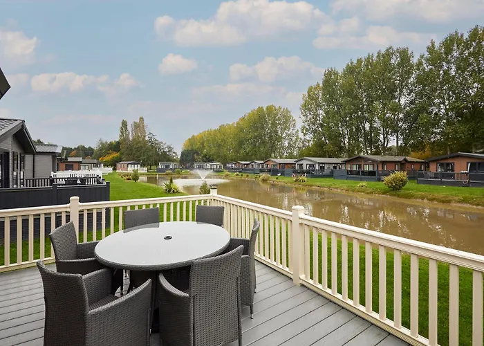 Waters Edge With Hot Tub Holiday home York