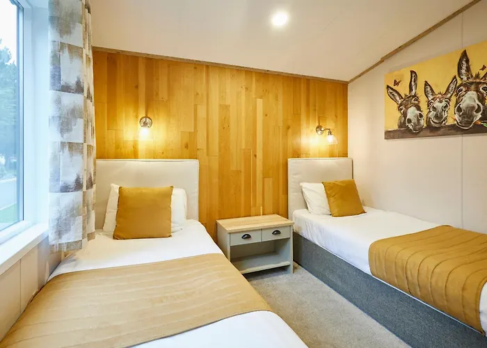 Holiday home Waters Edge With Hot Tub *