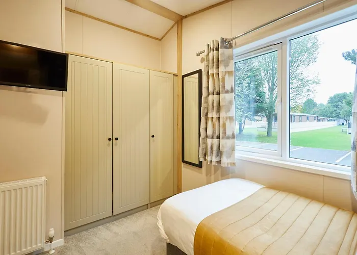 Waters Edge With Hot Tub Holiday home York