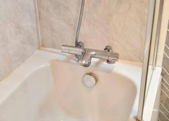 Waters Edge With Hot Tub * York