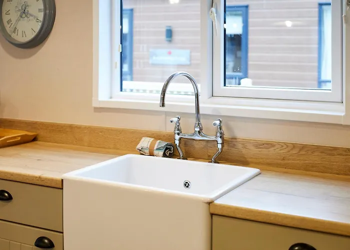 Waters Edge With Hot Tub Holiday home