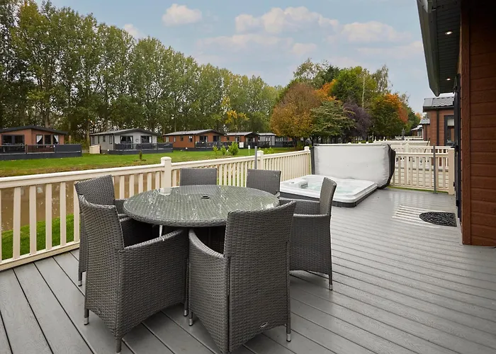 Waters Edge With Hot Tub * York