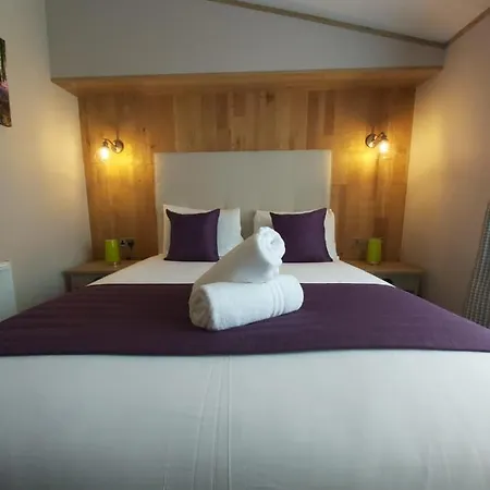 Waters Edge With Hot Tub Holiday home *