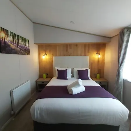 Waters Edge With Hot Tub * York