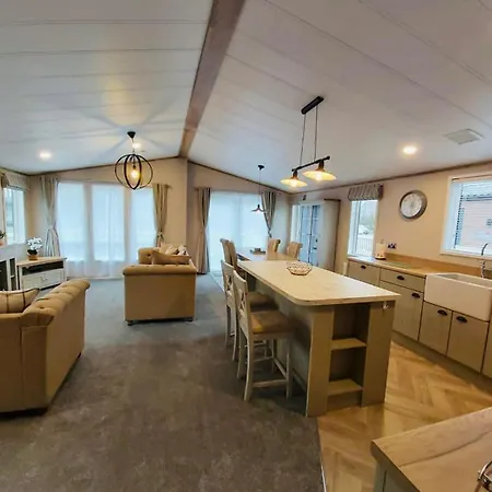 Waters Edge With Hot Tub