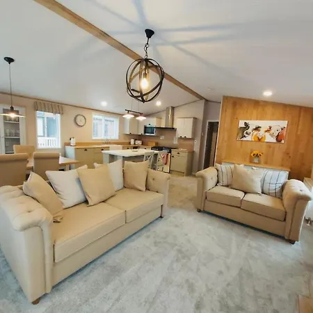 Waters Edge With Hot Tub Holiday home *