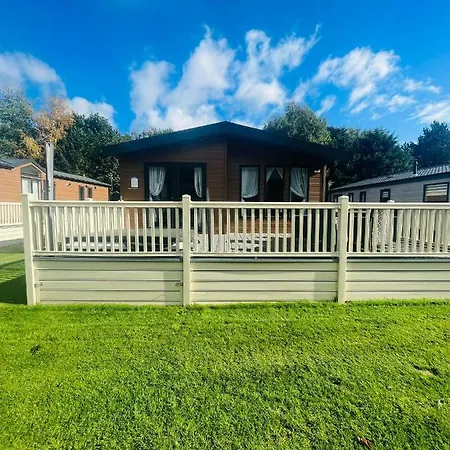 Holiday home Waters Edge With Hot Tub York