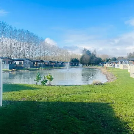 Waters Edge With Hot Tub Holiday home *