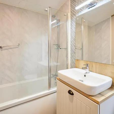 Waters Edge With Hot Tub Holiday home *