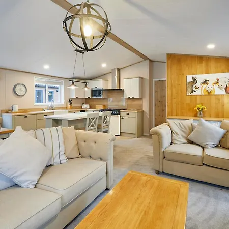 Holiday home Waters Edge With Hot Tub *