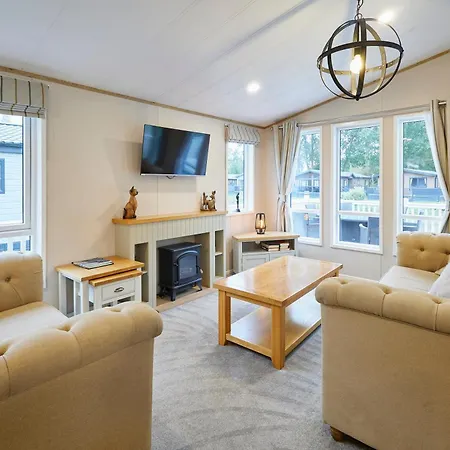 Holiday home Waters Edge With Hot Tub York