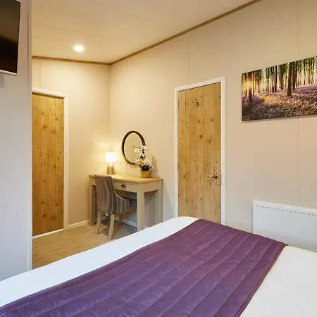 Holiday home Waters Edge With Hot Tub *