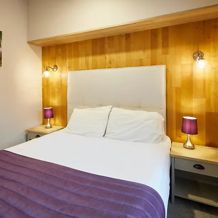 Waters Edge With Hot Tub Holiday home *