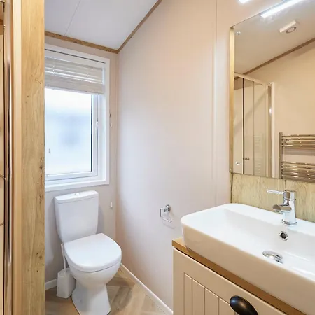 Waters Edge With Hot Tub *