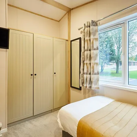 Waters Edge With Hot Tub Holiday home York