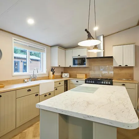 Holiday home Waters Edge With Hot Tub