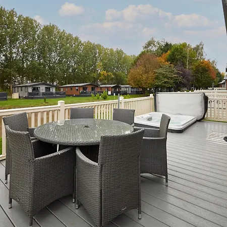 Waters Edge With Hot Tub * York