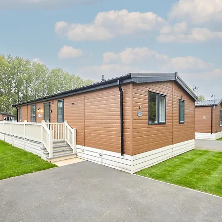 Holiday home Waters Edge With Hot Tub